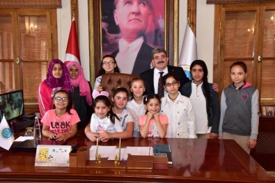 Kız Çocuklarından Başkan Can'a Ziyaret
