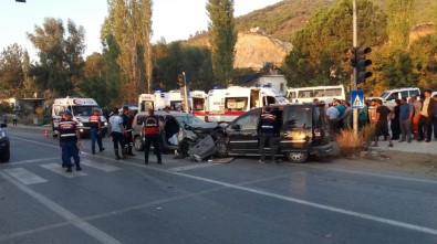 Mersin'de Trafik Kazası Açıklaması 2 Ölü, 7 Yaralı