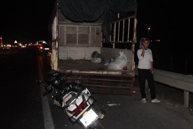 Motosiklet Sürücüsü, Lastik Değiştiren Kamyonete Çarptı Açıklaması 1 Ölü