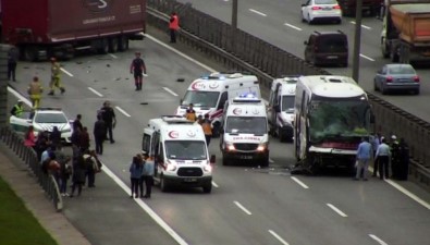 Pendik'te Tır İle Yolcu Otobüsü Çarpıştı Açıklaması Trafik Durdu