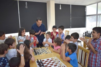Satranç Figürleri İle Eğlenerek Öğreniyorlar