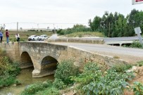 KÜRKÇÜLER - Tarihi Köprüye Asfalt Ve Beton 10 Yıl Önce Dökülmüş