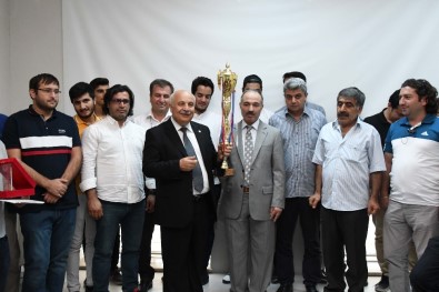 Yaman Team Ödülünü Rektör Gönüllü'ye Teslim Etti