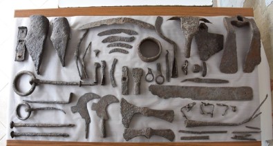 Alexandria Troas Kazılarında Bin 500 Yıllık Tarım Aletleriyle Birlikte Pithos Bulundu