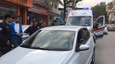 Arabasında Uyuyakalan Sürücüyü Polisler Uyandıramayınca 112'Den Yardım İstendi