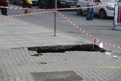 Ataşehir'de Yol Çöktü