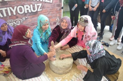 Dibekte Bulgurlar Dövüldü, Değirmende Geçirildi, Yüzyıllık Gelenek Bilecik'te Yaşatıldı