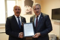 TÜRK BAYRAĞI - Egeli Başarılı Bilim İnsanı Prof. Dr. Özçaldıran'a 'Altın Rozet' Ödülü