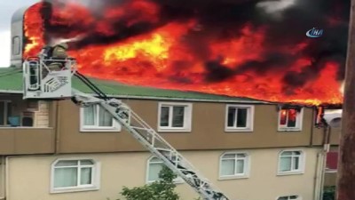 Halkalı'da 5 Katlı Binanda Çıkan Yangında Mahalleli Korku Dolu Anlar Yaşadı