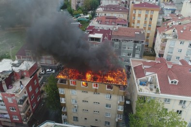 Halkalı'da Binanın Çatı Katı Alev Alev Yandı
