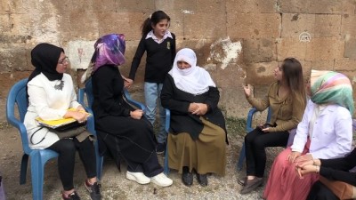 Kapı Kapı Gezip Kız Çocuklarını Okula Kazandırıyorlar