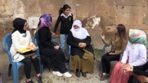 Kapı Kapı Gezip Kız Çocuklarını Okula Kazandırıyorlar Haberi