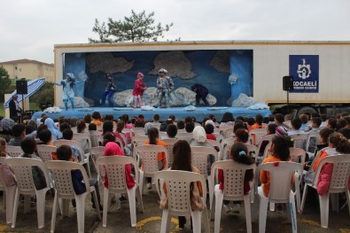 Tır Dorsesinde Kurulan Sahne, Köy Çocuklarını Tiyatro İle Buluşturuyor