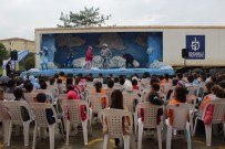 TİYATRO OYUNU - Tır Dorsesinde Kurulan Sahne, Köy Çocuklarını Tiyatro İle Buluşturuyor
