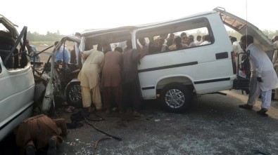 Pakistan'da Trafik Kazası Açıklaması 7 Ölü, 10 Yaralı