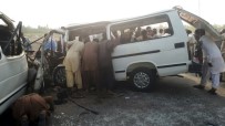 Pakistan'da Trafik Kazası Açıklaması 7 Ölü, 10 Yaralı