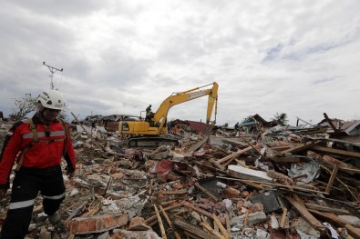 Yaklaşık 2 bin kişinin öldüğü depremden geriye kalanlar