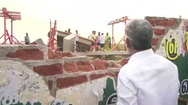 Yolcu uçağı havalimanı duvarına çarptı!