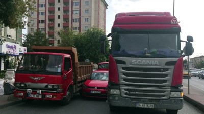 Beşiktaş'ta Otomobil Kamyonların Arasında Sıkıştı