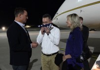 ALMANYA BÜYÜKELÇİSİ - Brunson Almanya'da ABD bayrağını öptü