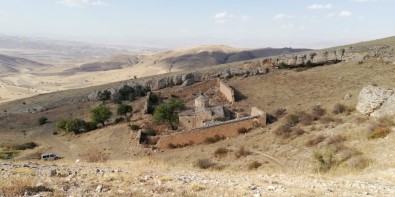 Defineciler Erzincan'da Tarihi Yok Ediyor