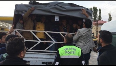 Kamyonetin Kasasında 57 Yabancı Uyruklu Kaçak Şahıs Yakalandı