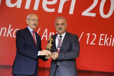 Kılıçdaroğlu'ndan Başkan Nehir'e Ödül