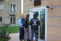 RUHSATSIZ SİLAH - (Özel) Uyuşturucu Ve Silah Çıkan Günü Birlik Evde Şaşırtan Yazı