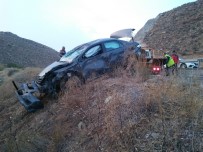 CUMHURIYET ÜNIVERSITESI - Sivas'ta Otomobil Şarampole Uçtu Açıklaması 6 Yaralı