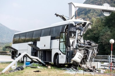 İsviçre'de Turistleri Taşıyan Otobüs Kaza Yaptı Açıklaması 15 Yaralı