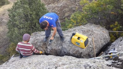 Kayanın Arasına Sıkışan Yavru Keçi 2 Saatlik Operasyonla Kurtarıldı