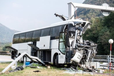 Turist Otobüsü Direğe Çarptı Açıklaması 15 Yaralı