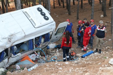Yolcu Minibüsü Şarampole Uçtu Açıklaması 1 Ölü, 11 Yaralı