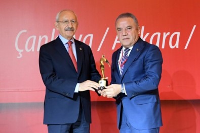 Başkan Böcek Ödülünü Kılıçdaroğlu'ndan Aldı