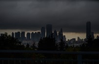 Gökdelenlerin Üstünü Bulutlar Kapladı