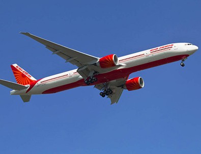 Hostes uçaktan düştü