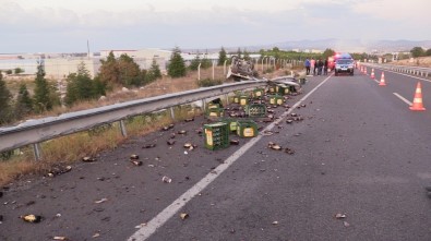 İçki Yüklü Tır Yol Kenarındaki Araca Çarptı Açıklaması 2 Yaralı