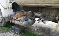 SAĞLIĞI MERKEZİ - Park Halindeki 3 Hafriyat Kamyonunun Aküleri Çalındı
