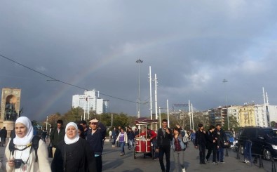 Taksim'de Oluşan Gökkuşağı Kendine Hayran Bıraktı