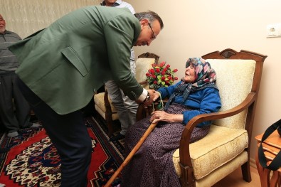 97 Yaşındaki Emine Gürer Belediye Başkanı Seçen'e Atatürk Şiiri Okudu