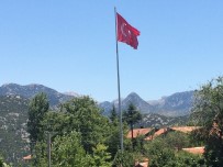 TÜRK BAYRAĞI - Aksekili Hayırseverden Köyüne Dev Türk Bayrağı