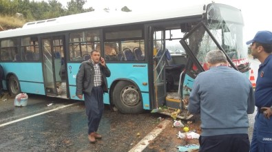 Belediye Otobüsü Yoldan Çıkarak Kayalıklara Çarptı Açıklaması 20 Yaralı