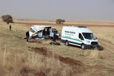 Göçmenleri Taşıyan Minibüsün Şoförü Uyudu Açıklaması 2 Ölü, 23 Yaralı
