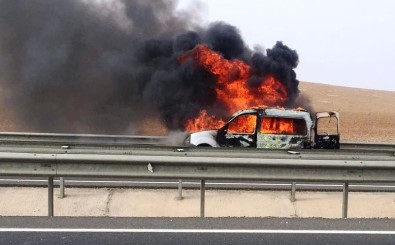 Şanlıurfa'da Seyir Halindeki Otomobil Alev Alev Yandı