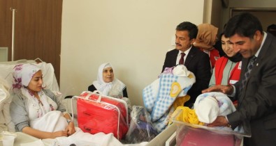 Kızılay'dan Annelere Yardım Paketi Ve Bebek Arabası