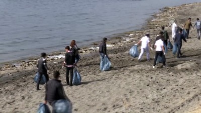 Öğrenciler Van Gölü Sahilini Temizledi