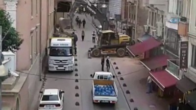 (Özel) Taksim'de Hafriyat Boşaltan İş Makinesinin Altından Geçen Vatandaşlar Yürekleri Ağza Getirdi