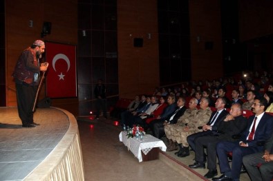 Hakkari'de 'Hak Dostum Hakk' Adlı Tiyatro Oyunu Sahnelendi