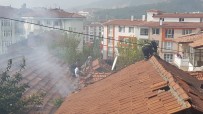 AHMET ÜNAL - İtfaiye Çatı Kiremitlerini Sökerek Yangına Müdahale Etti