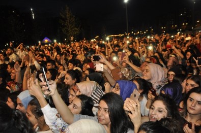 Şarkıcı Selçuk Balcı Ve Buray Hoşsöz Diyarbakırlıları Coşturdu